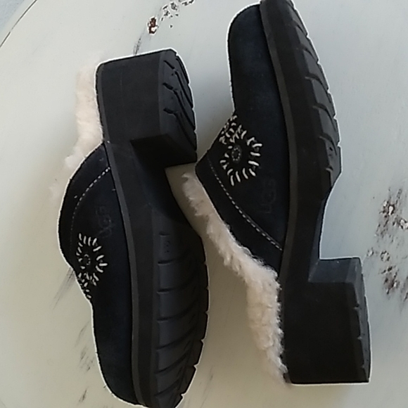 UGG Black  Sheepskin Lined Clogs Girls Youth 5237 - Picture 8 of 16